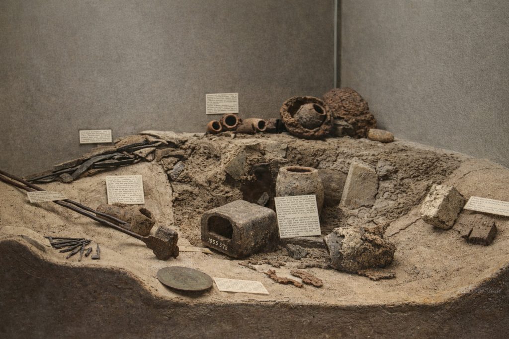 Archäologische Funde einer römischen Gießerei aus Augusta Raurica, Schweiz.