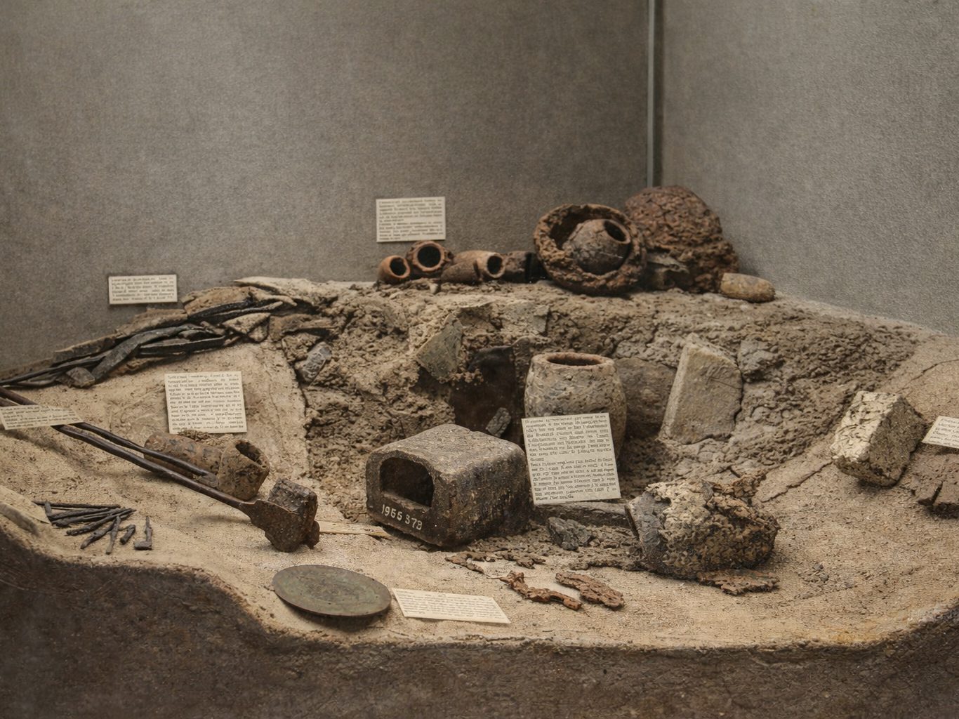 Archäologische Funde aus einer antiken Gießerei in Augusta Raurica, Schweiz
