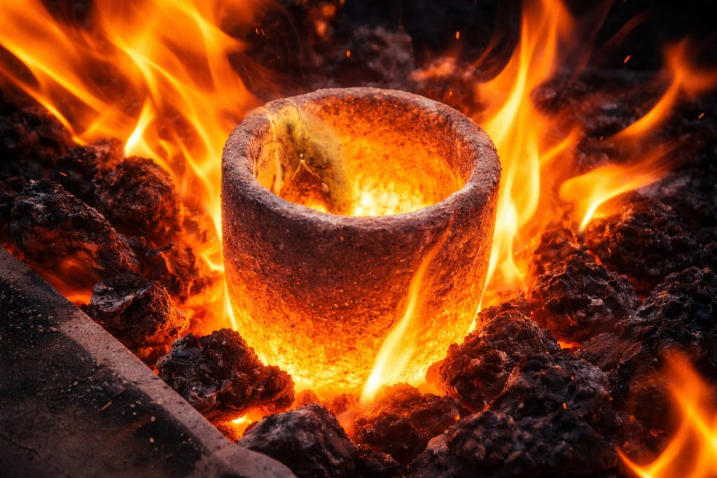 Schmelztiegel im Feuer