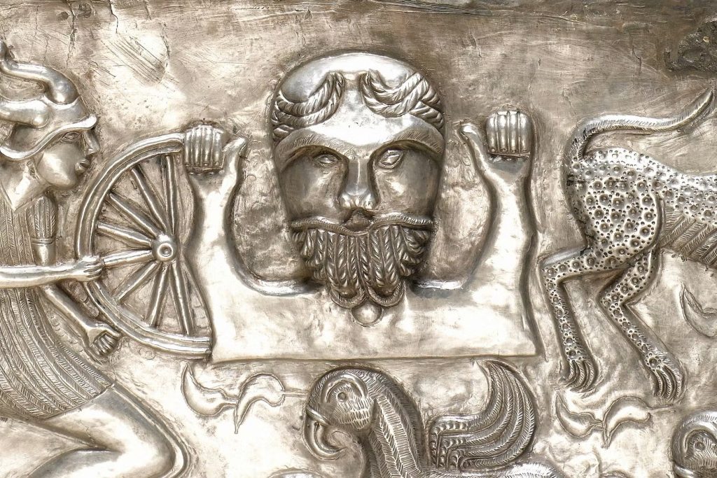 Gottheit mit Rad auf dem Kessel von Gundestrup, um 200 v. Chr.
