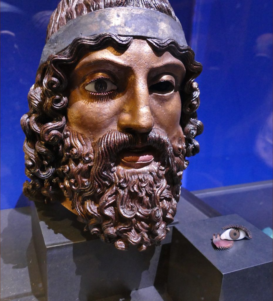 Rekonstruierter Kopf einer Riace-Statue in möglicher Farbgestaltung mit eingesetzten Glasaugen und Wimpern aus Bronzeblech. 
Ausstellung "Bunte Götter"; Liebig-Haus Frankfurt